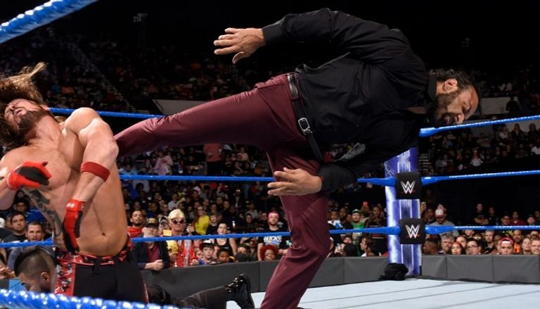 جيندر ماهال يرفع حزام بطولة WWE بعد تدمير ستايلز