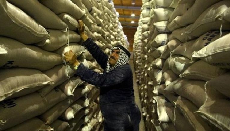عامل أردني في مستودع للقمح بعمان - رويترز