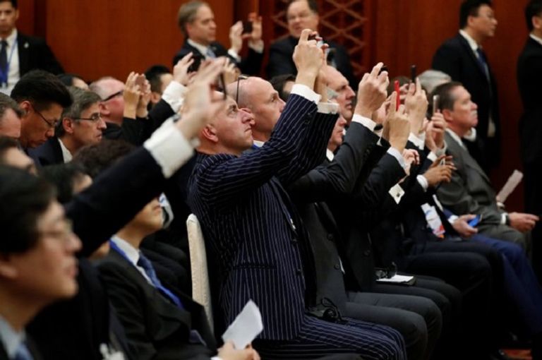 الرئيس الأمريكي ونظيره الصيني خلال توقيع الاتفاقيات