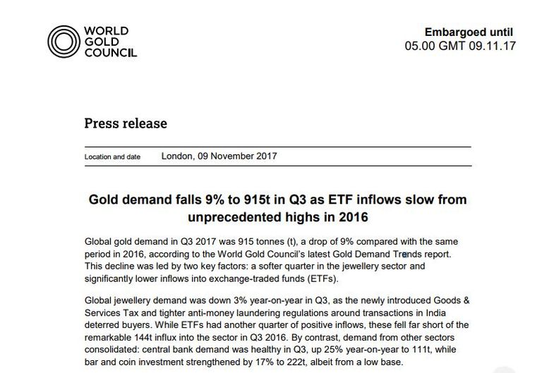 سبائك وعملات ذهبية في أحد المعارض بلندن (رويترز)