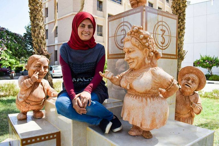 الفنانة الشابة مي عبدالله مع أعمالها الرئيس السيسي يمازح الفنانة مي عبدالله على هامش منتدى شباب العالم