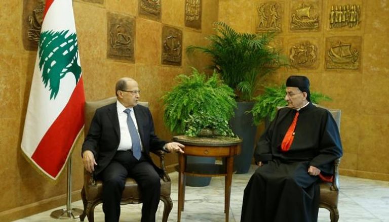 الرئيس اللبناني ميشال عون مع بطريرك المارون - رويترز