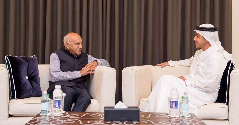 الشيخ عبدالله بن زايد يصافح وزير الدولة للشؤون الخارجية الهندي