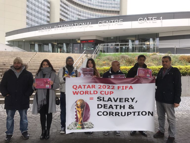 منظمو الوقفة يرفعون لافتات ضد تنظيم قطر كأس العالم