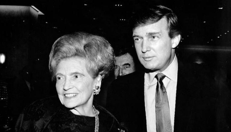 دونالد ترامب مع والدته ماري