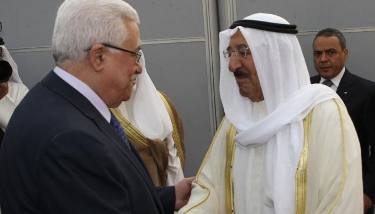 أمير الكويت والرئيس الفلسطيني في لقاء سابق- أرشيفية