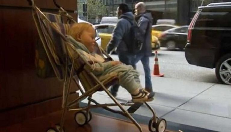 تمثال "الطفل النائم" في معرض بنيويورك