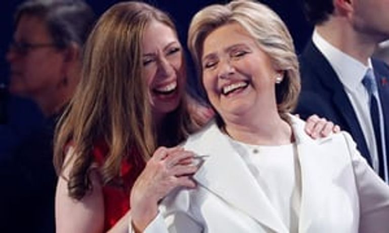 هيلاري ومدير تحرير فوج تين