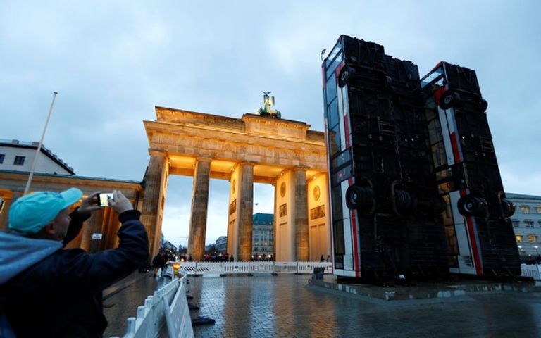 عمل فني أمام بوابة 