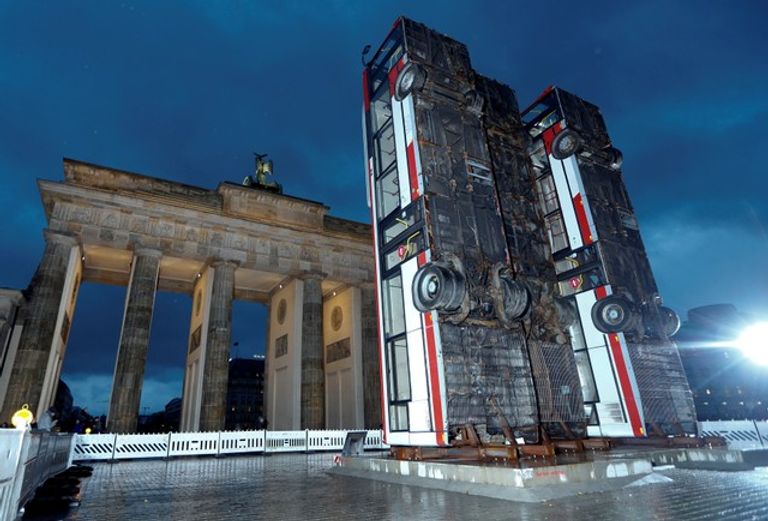 عمل فني أمام بوابة 