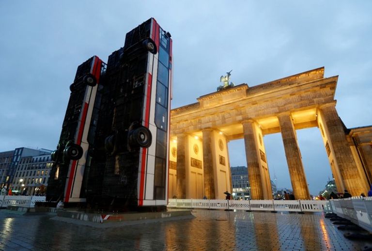 عمل فني أمام بوابة 