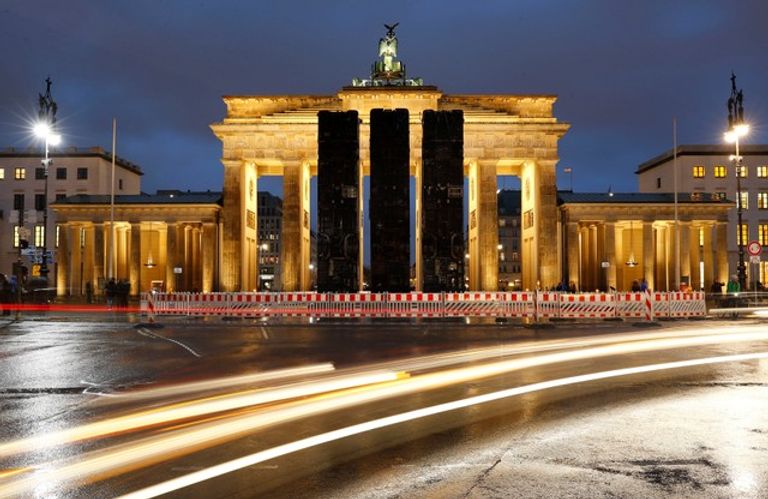 عمل فني أمام بوابة 