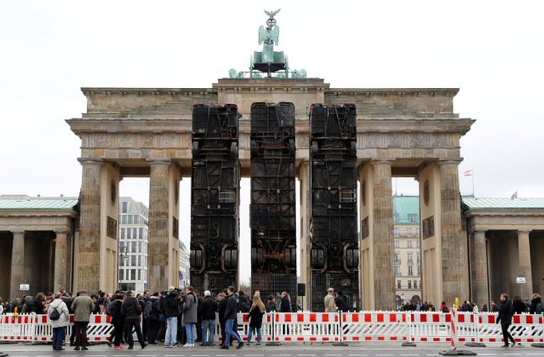 عمل فني أمام بوابة 