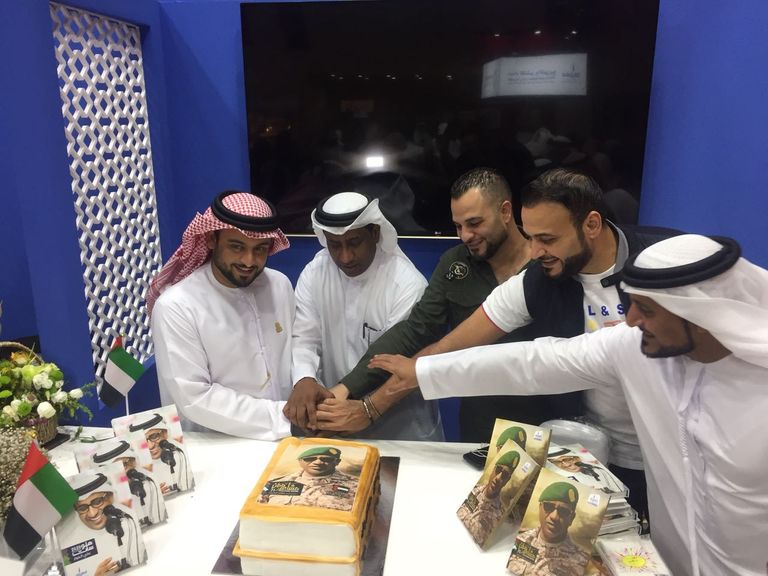 الشاعر الإماراتي علي الخوار يوقّع نسخة من ديوانه الجديد