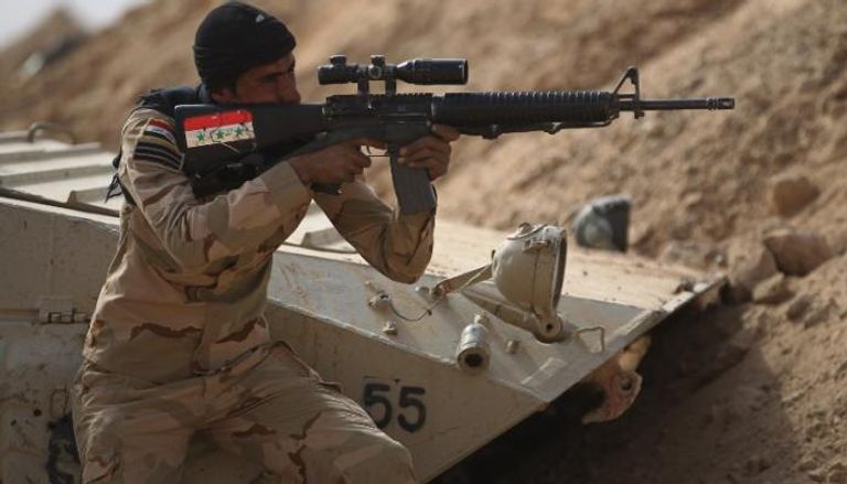 جندي عراقي خلال عمليات مدينة القائم (أ.ف.ب)