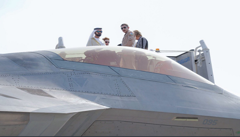 محمد بن راشد خلال فعاليات معرض دبي للطيران