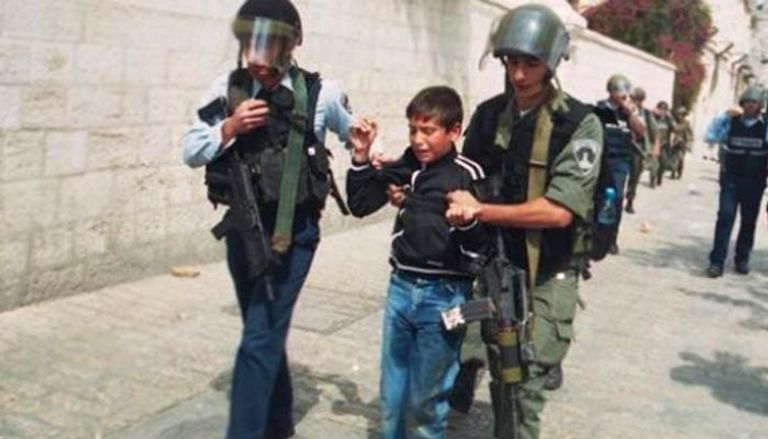 جيش الاحتلال الإسرائيلي يعتقل طفلا فلسطينيا - أرشيفية