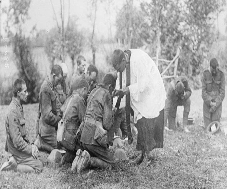 بريطانيون يزورون قبور الجنود المسلمين بفرنسا