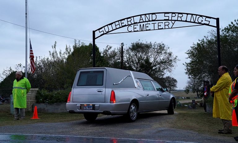 أقارب إحدى ضحايا الحادث يحملون جثمان- رويترز