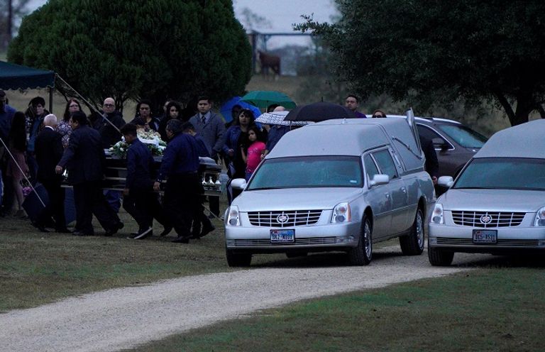 أقارب إحدى ضحايا الحادث يحملون جثمان- رويترز