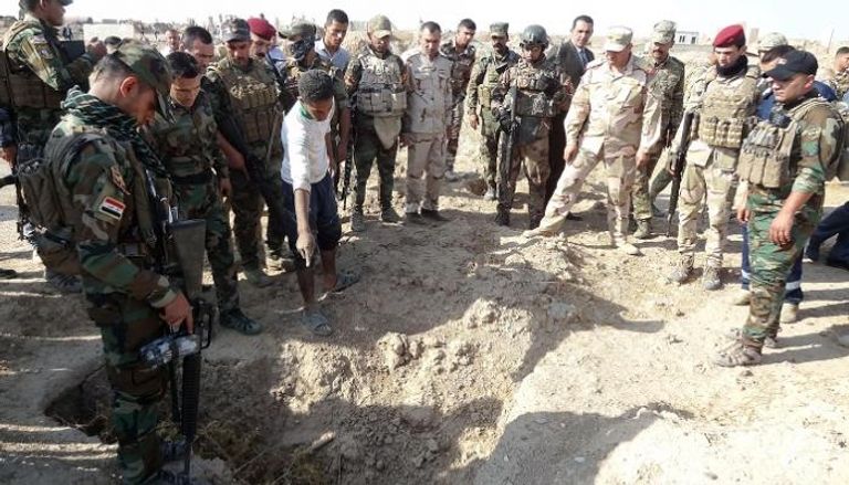 قوات من الجيش العراقي خلال العثور على إحدى المقابر- أ.ف.ب