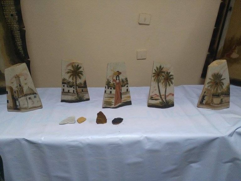 الفنان المصري أحمد مخيمر مع إحدى لوحاته