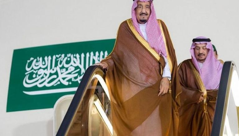 العاهل السعودي لدى وصوله مطار قاعدة الملك سلمان الجوية