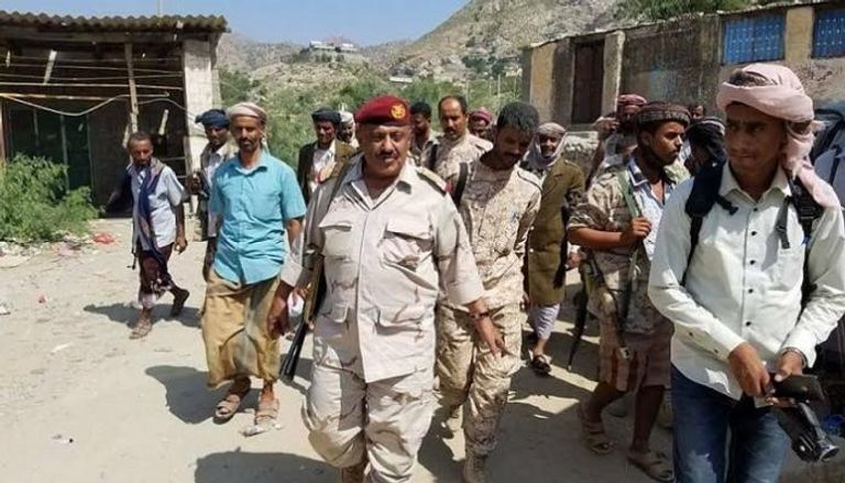 قائد المنطقة العسكرية الرابعة في اليمن يتفقد اللواء الثاني حزم