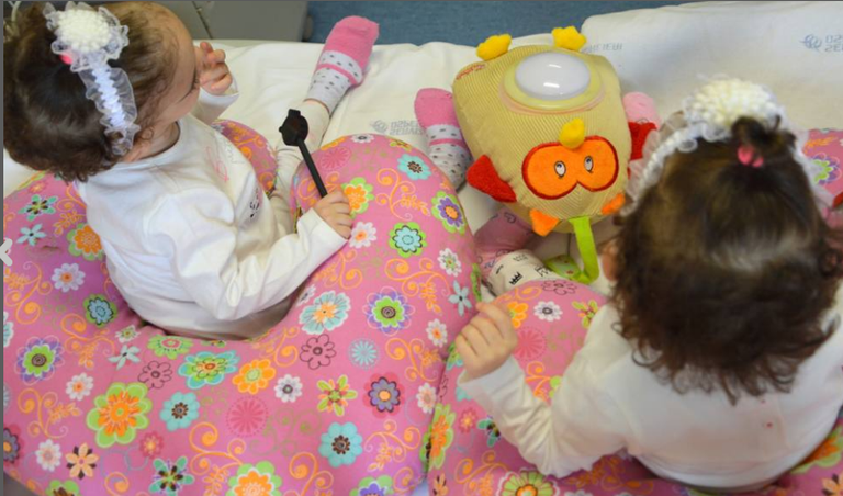 أطباء إيطاليون ينجحون في فصل توأم جزائري