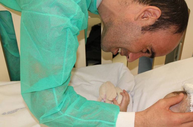 أطباء إيطاليون ينجحون في فصل توأم جزائري