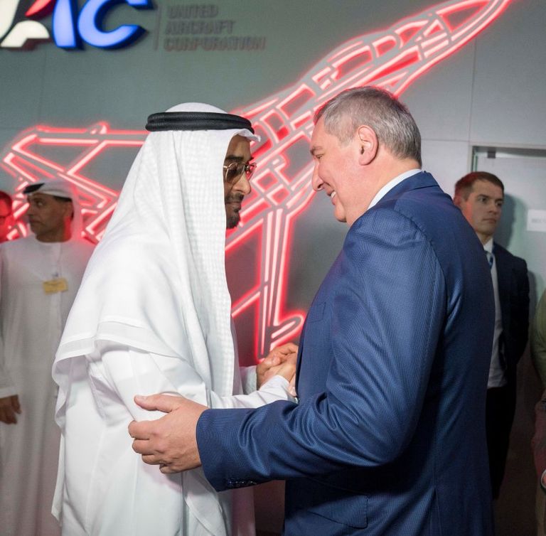 الشيخ محمد بن زايد يزور معرض دبي للطيران