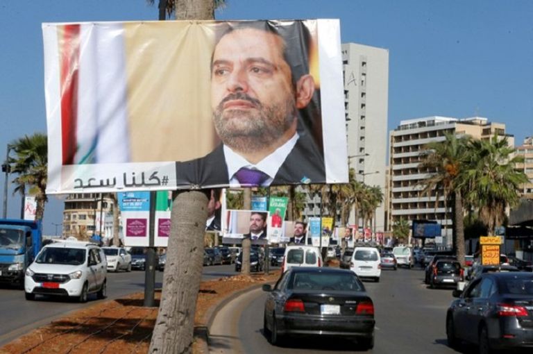 لبناني يستمع عن قرب لحوار سعد الحريري