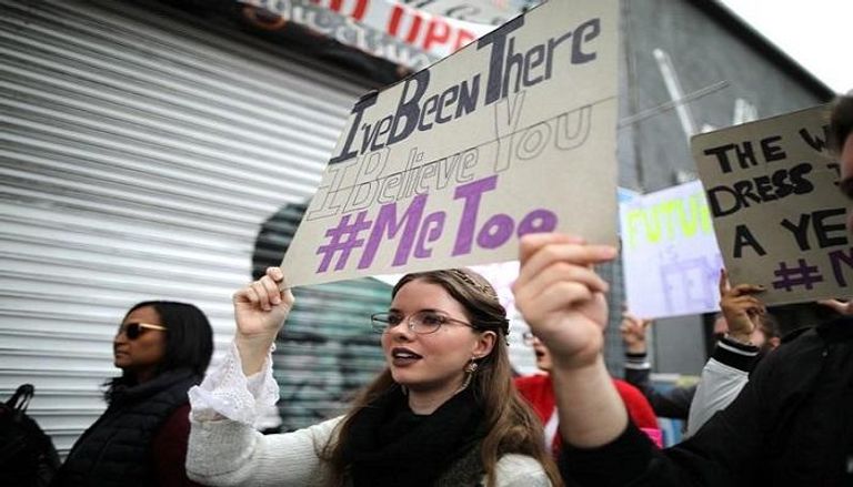 مشاركون في المسيرة المناهضة للتحرش في هوليوود