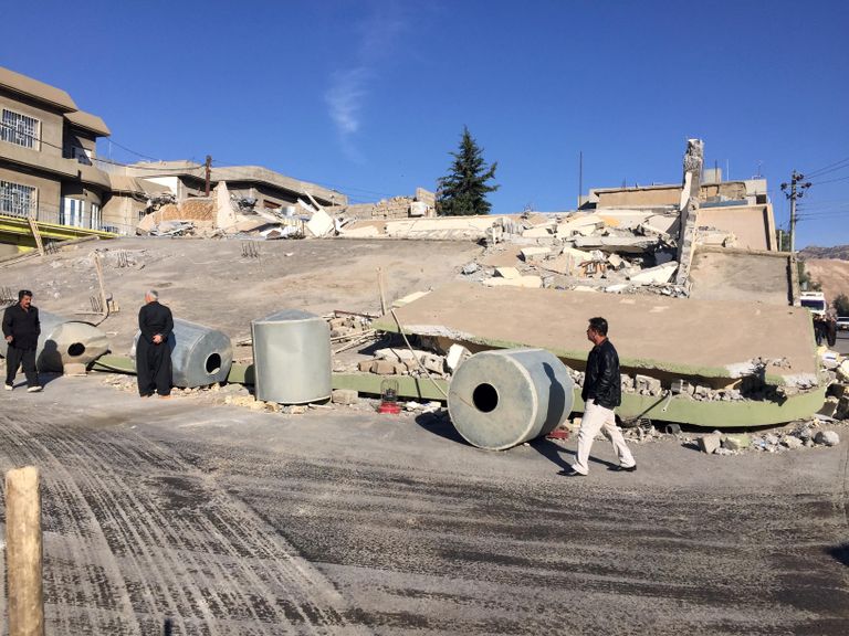 مئات الضحايا في زلزال إيران 