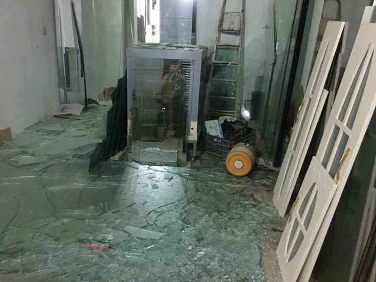 آثار الزلزال واضحة على أحد المباني