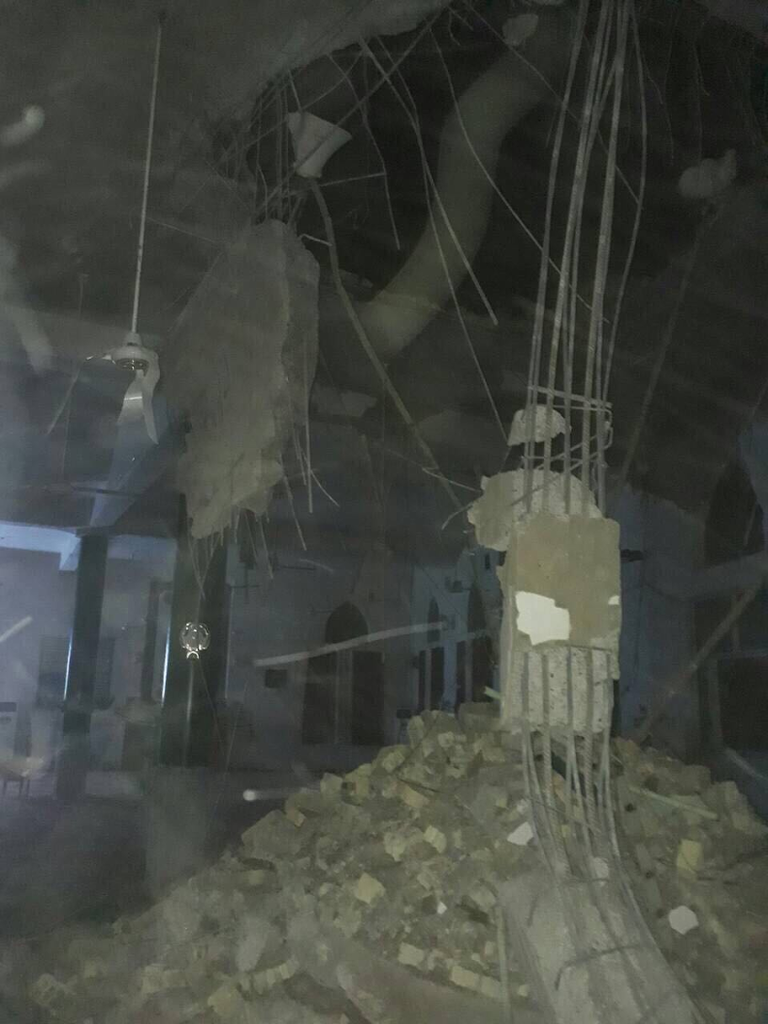 آثار الزلزال واضحة على أحد المباني