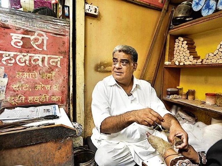 رجل في دلهي يرد العظام إلى مكانها