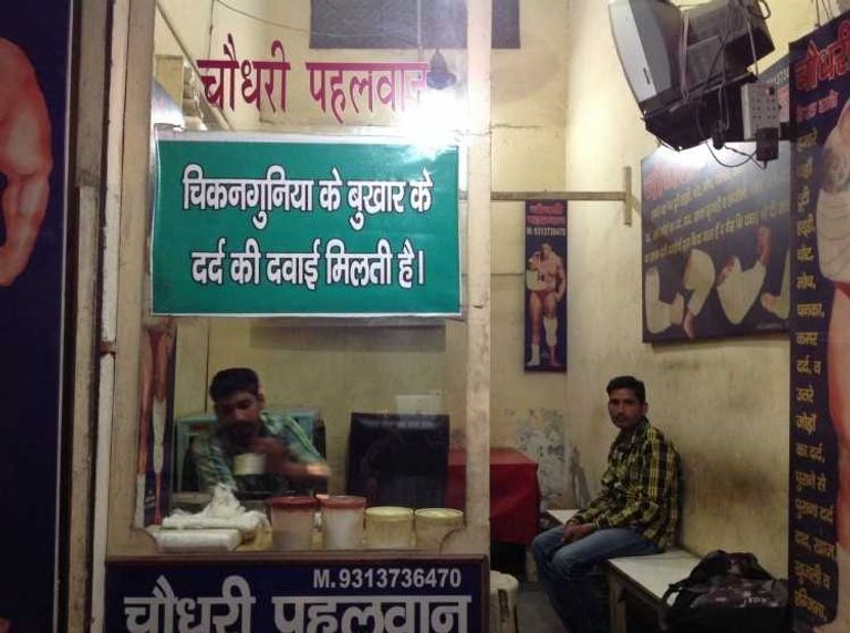 رجل في دلهي يرد العظام إلى مكانها