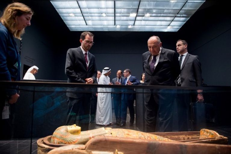 الشيخ عبد الله بن زايد وسامح شكري خلال زيارتهما للمتحف