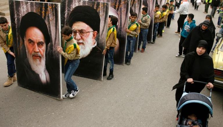 عرض مدرسي لحزب الله بلبنان يرفع صور زعماء إيران