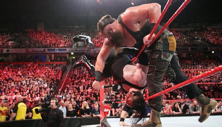 برون سترومان يهوي بكين على أرض الحلبة