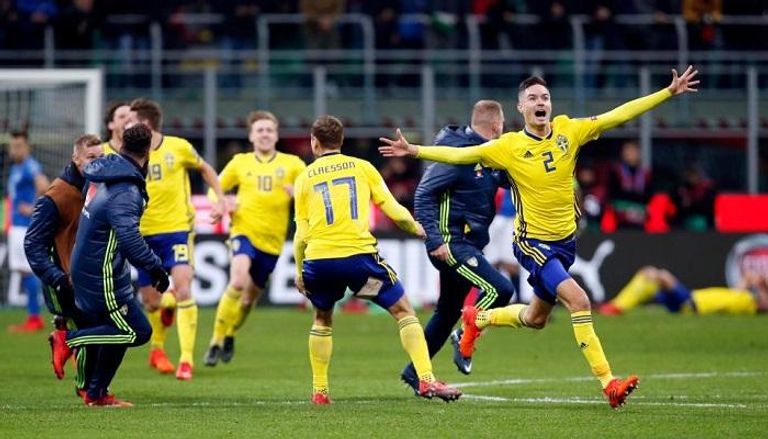 احتفال غريب من لاعبي السويد عقب التأهل للمونديال