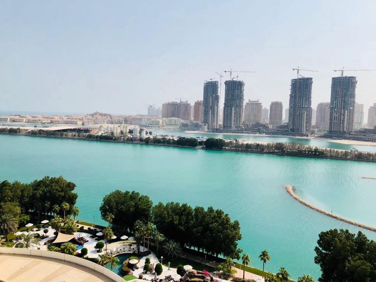 عضو الكنيست الإسرائيلي السابق مارغليت بجوار مسؤول قطري