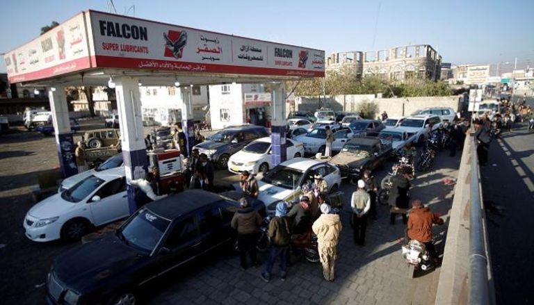 الحكومة اليمنية تسعى لحل أزمة المشتقات النفطية - رويترز