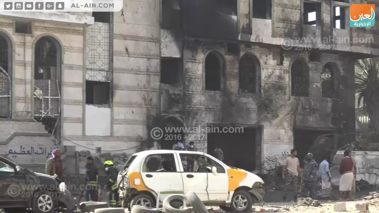 آثار التفجير واضحة على المقر