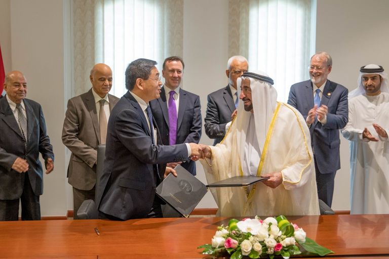 الشيخ الدكتور سلطان بن محمد القاسمي والبروفيسور ماكس لو