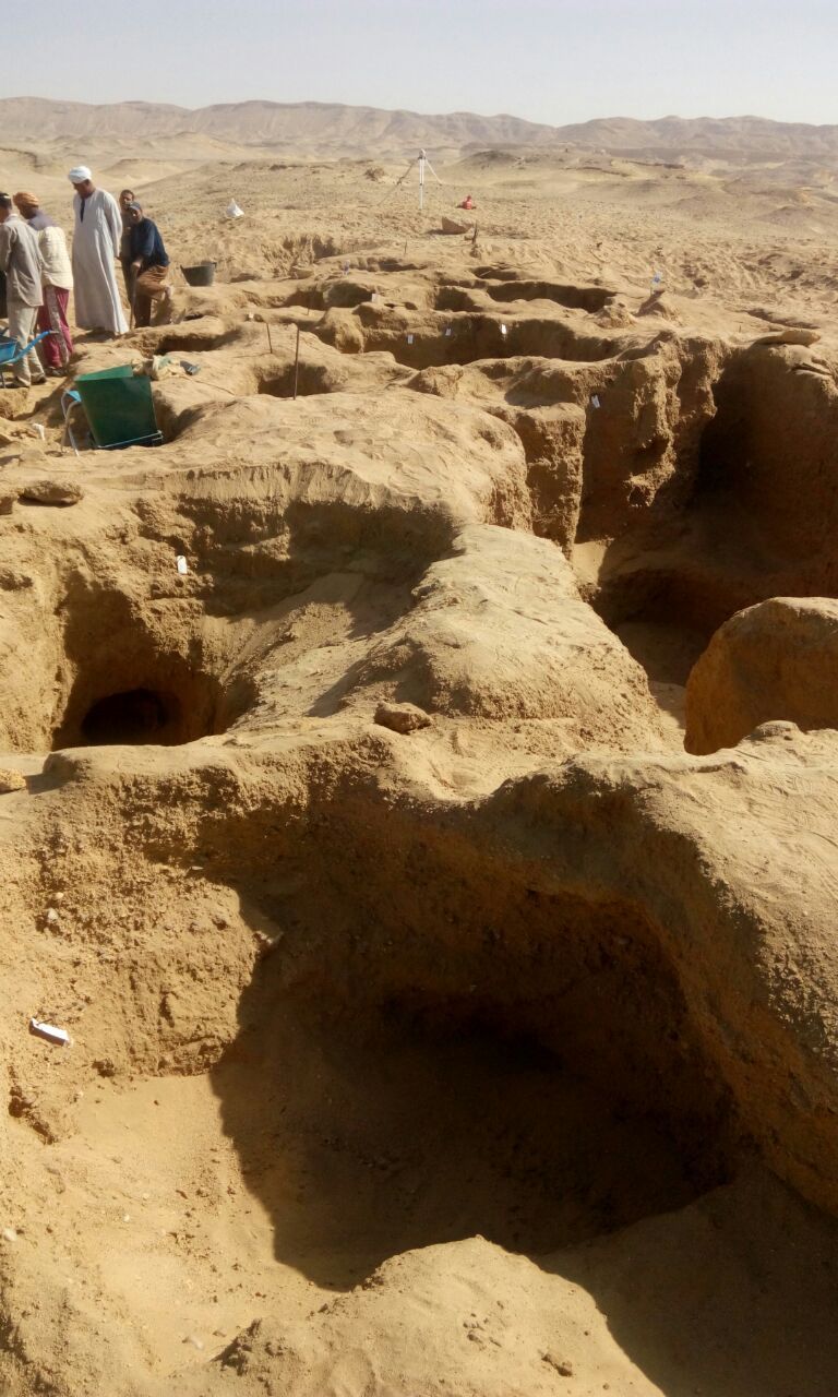 التابوت الخشبي به مومياء ويرجع للعصر اليوناني الروماني