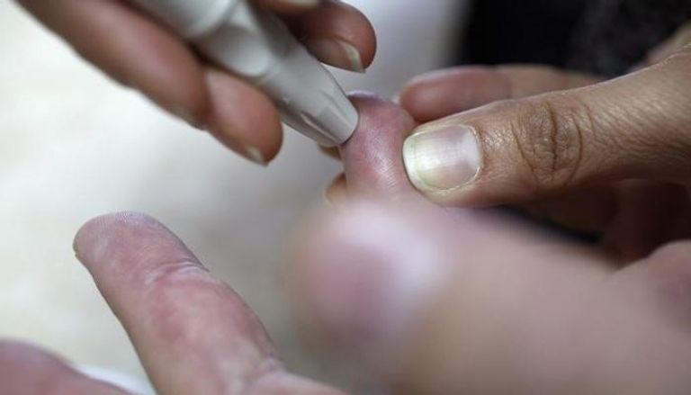 مريض يفحص نسبة السكر في دمه - رويترز