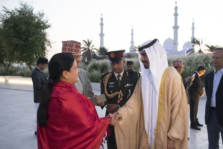 رئيسة جمهورية النيبال والشيخ خليفة بن طحنون أثناء الزيارة