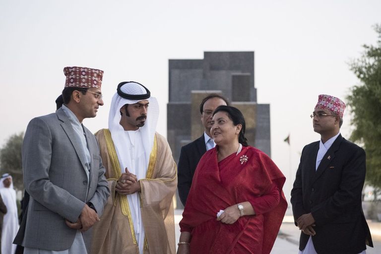 رئيسة جمهورية النيبال والشيخ خليفة بن طحنون أثناء الزيارة